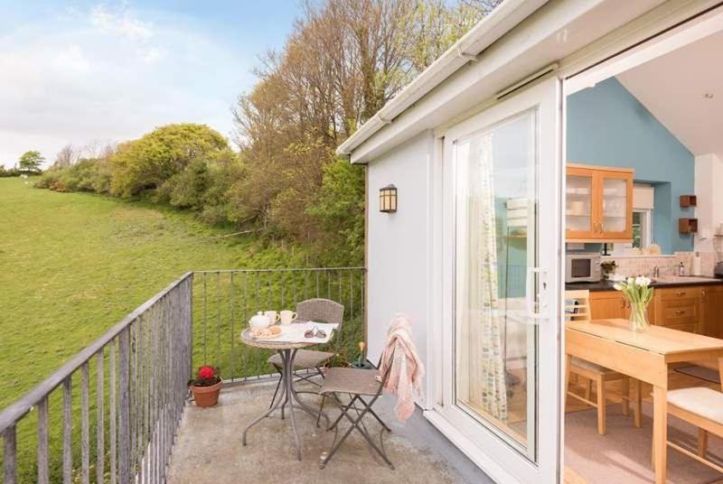 Cosy Beachfront Retreat With Stunning Sea Views & Free Access To A Local Indoor Pool Talland Экстерьер фото